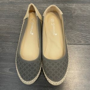 NEW! Grey/Beige Flats